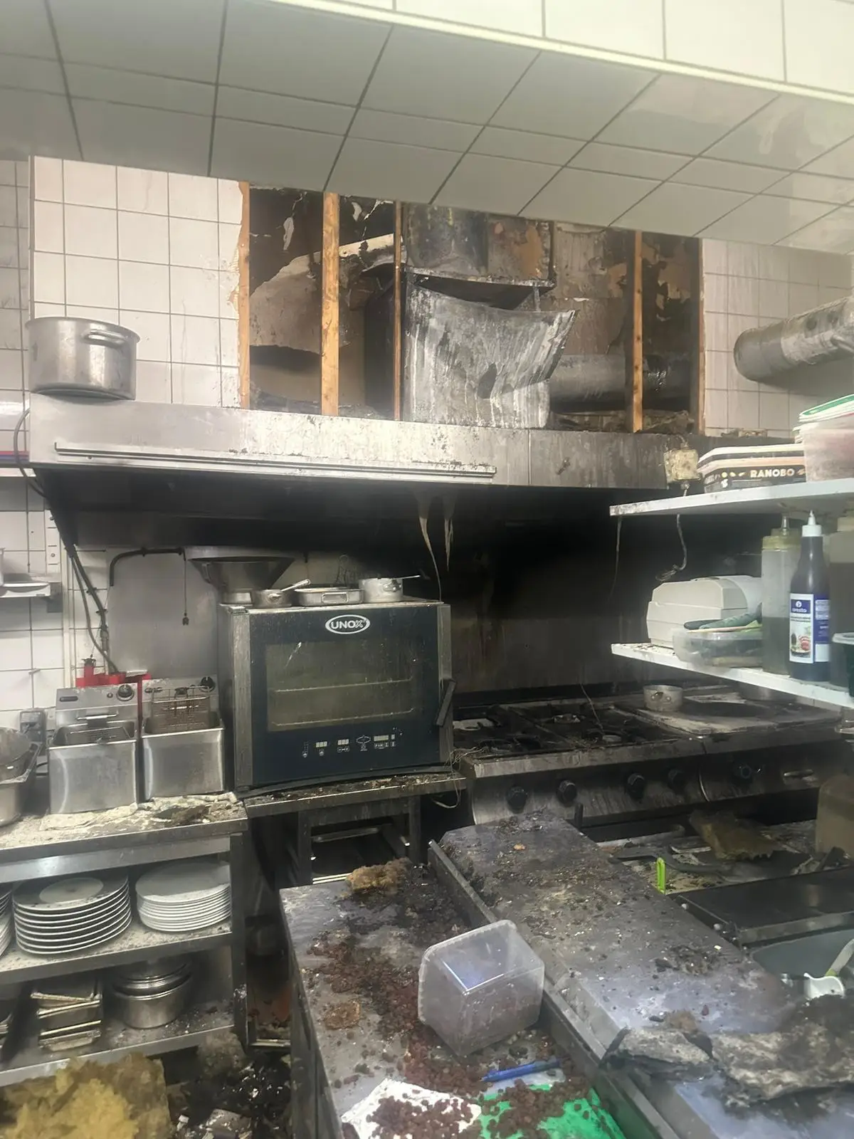 Restaurant, première vue avant nettoyage