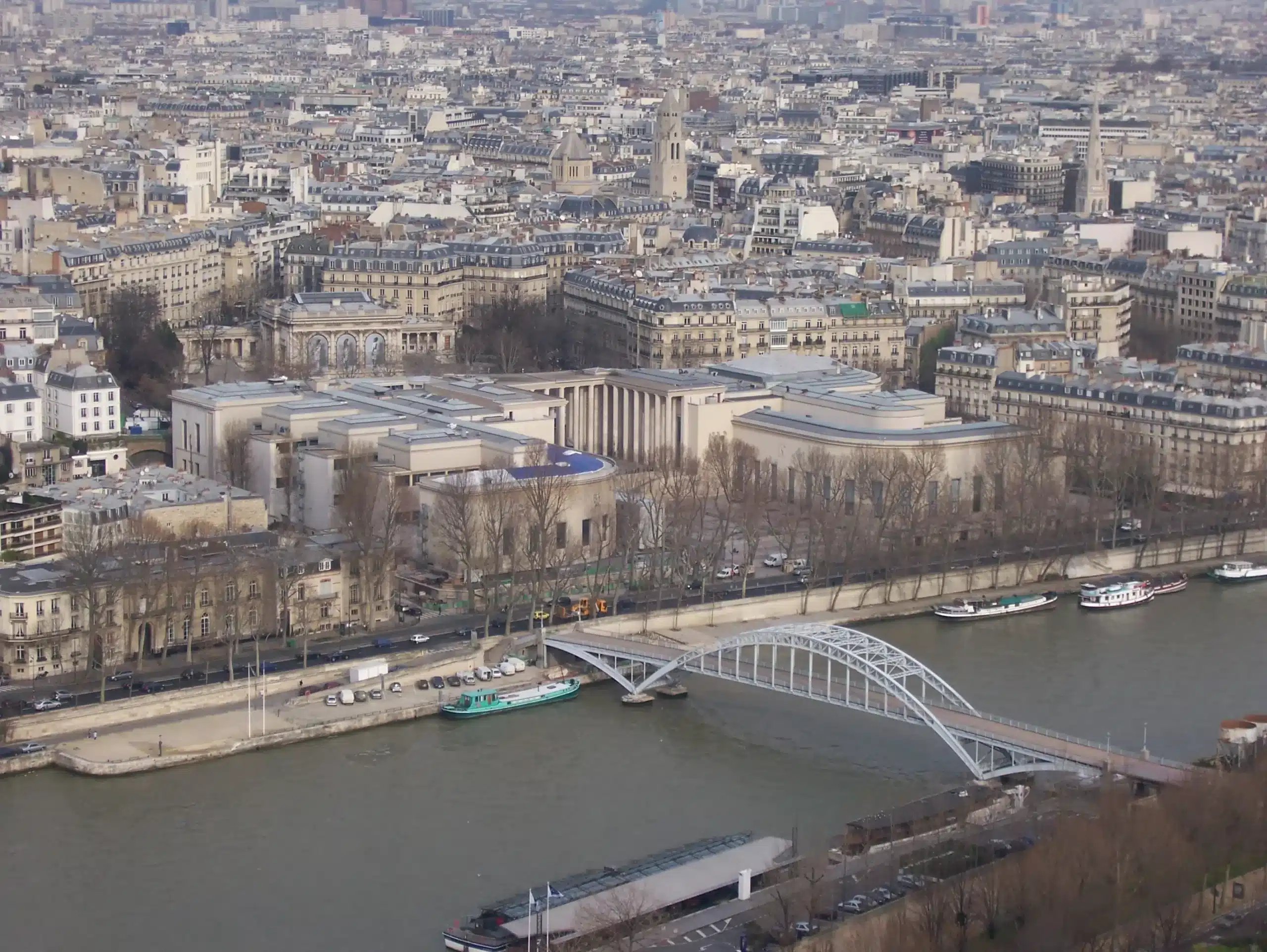 Vue sur la Seine et le palais de Tokyo.