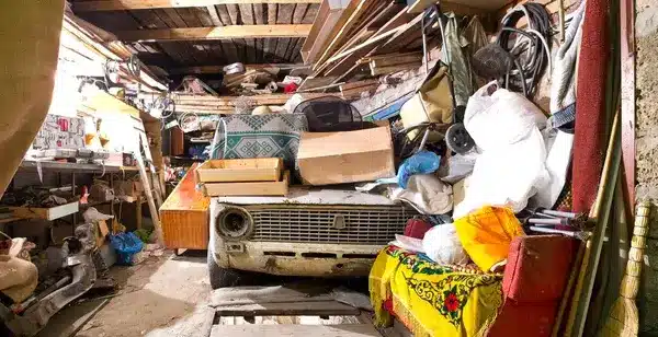 Syndrome de Diogène : qu'est-ce c'est ? syndrome de diogène, garage sale avec beaucoup d'objets accumulés